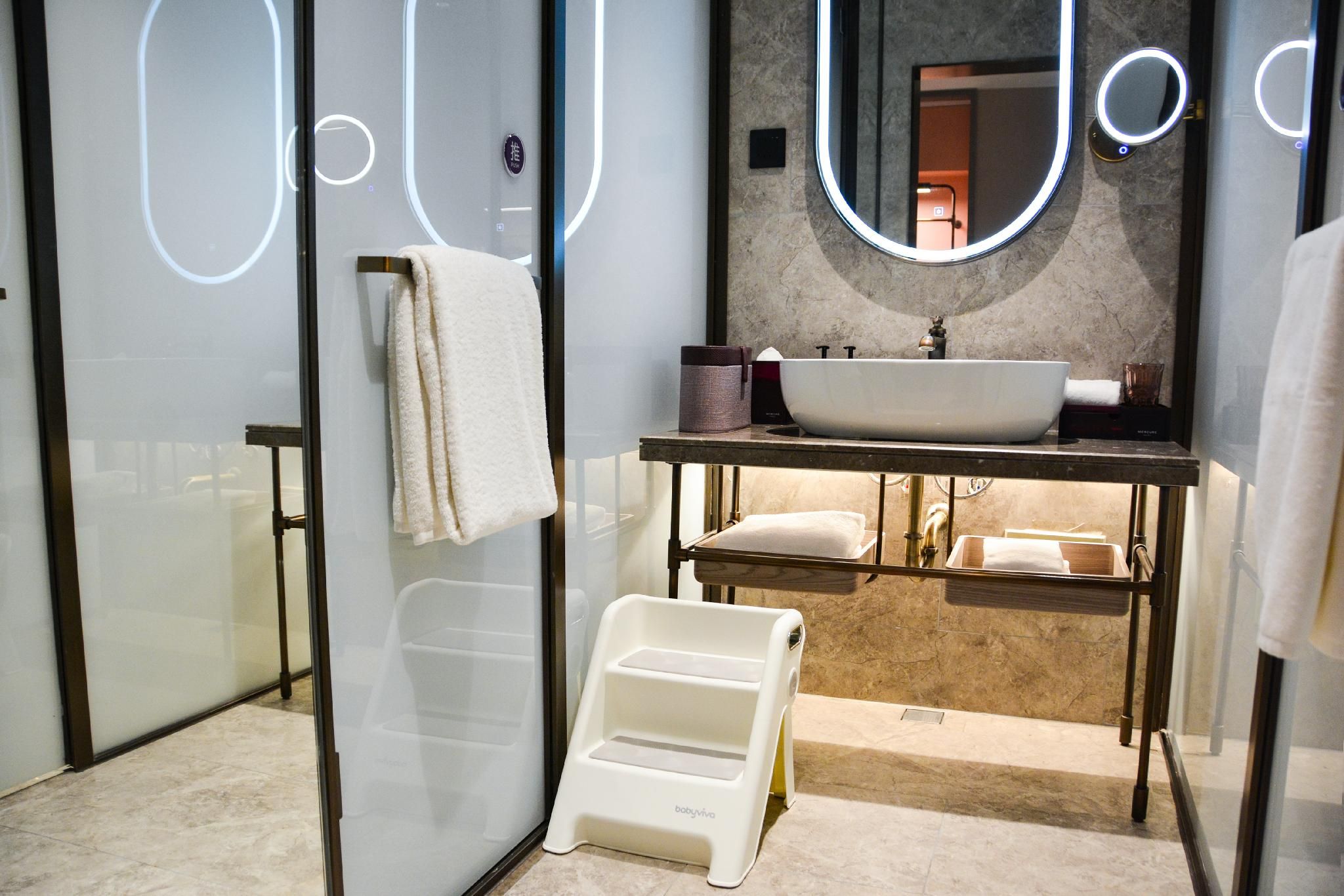 Family room with 1 double bed and 1 single bed