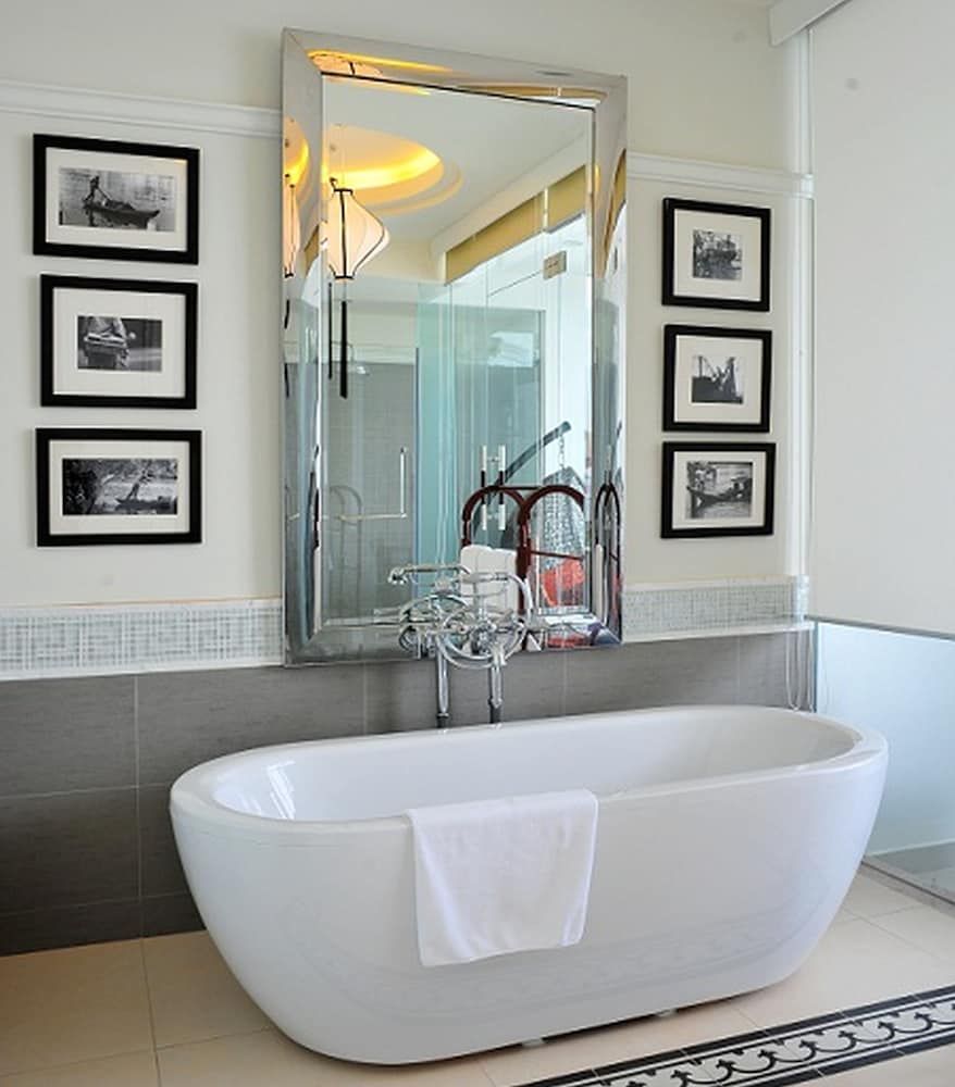 Deep soaking bathtub