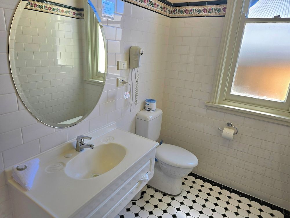 Palais Royale Deluxe Room, 1 King Bed 4