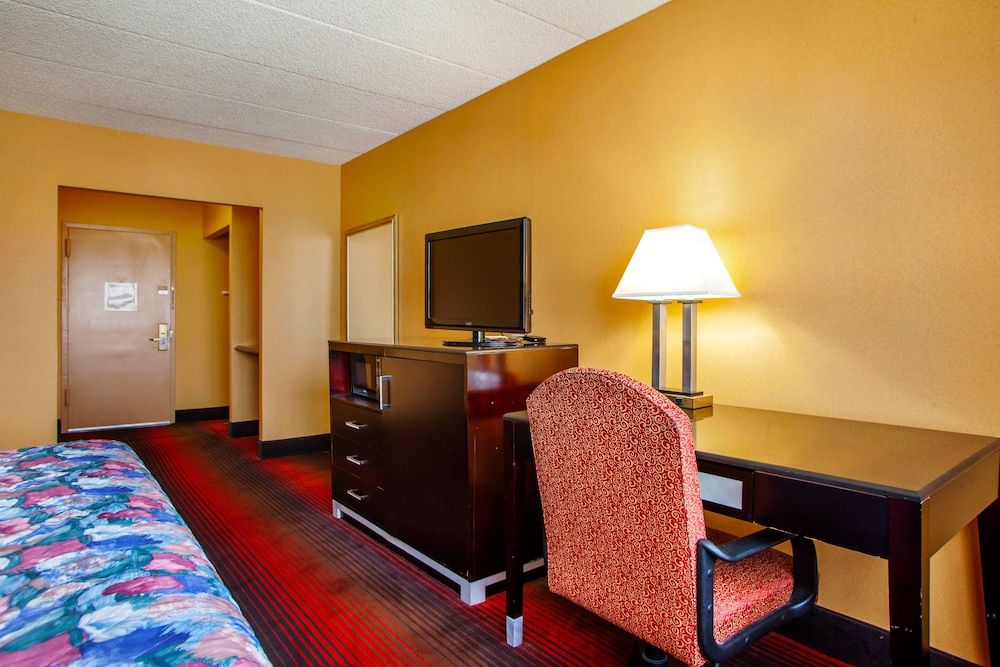 Rodeway Inn Meadowlands Standard Room, 1 King Bed, Non Smoking 10