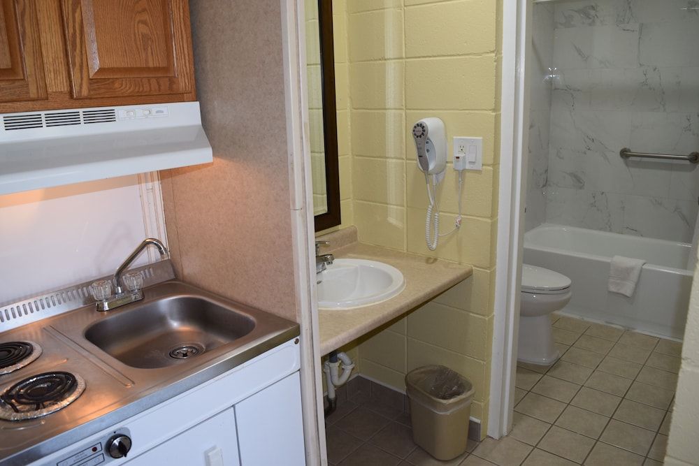 White Oaks Motel Pennsville/Carneys Point Standard Room, 2 Queen Beds 12