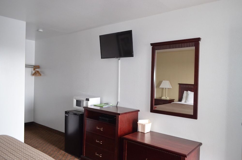 National 9 - Nephi 9 Inn Standard Room, 2 Queen Beds, Non Smoking 7