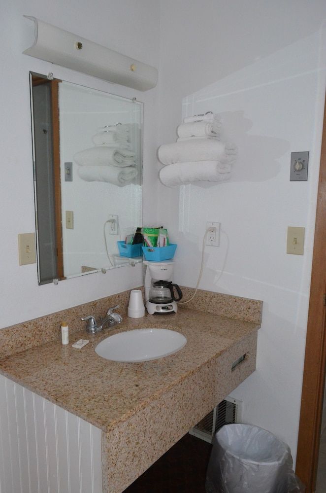 National 9 - Nephi 9 Inn Standard Room, 2 Queen Beds, Non Smoking 5