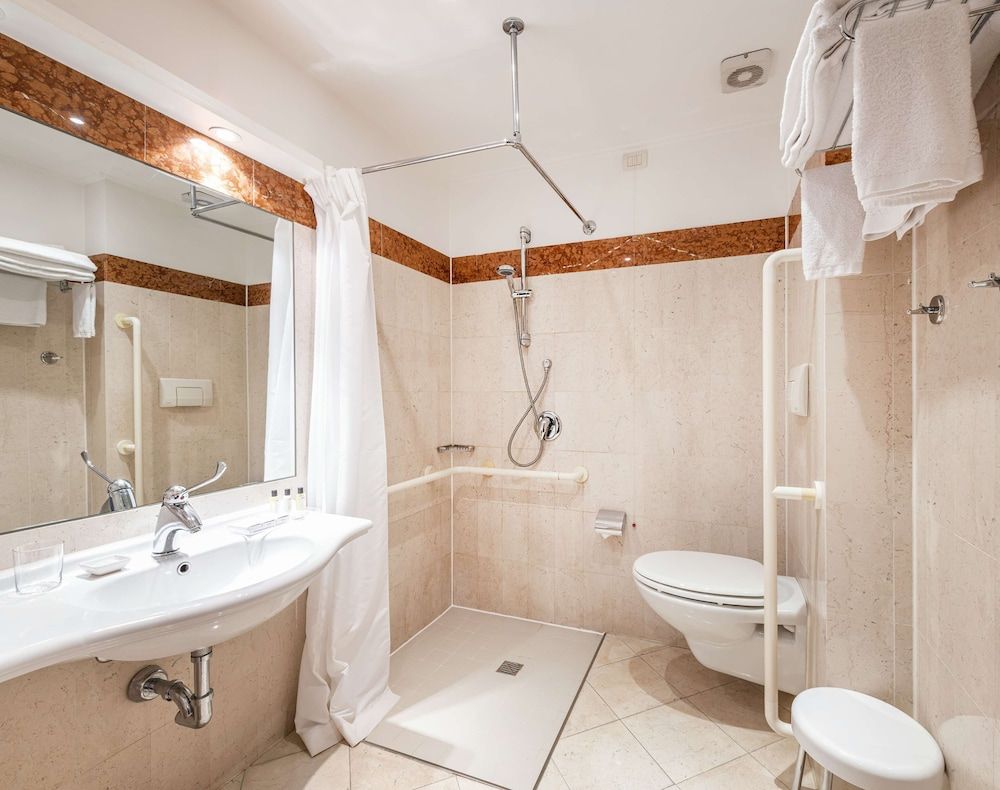 The Regency Hotel, Sure Hotel Collection by Best Western Economy Room, 1 Queen Bed, Accessible, Non Smoking 5