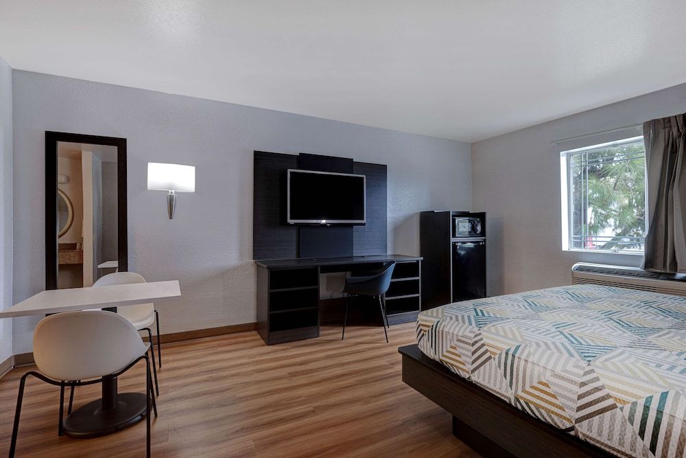 Motel 6 Buttonwillow, CA Central Standard Suite, 1 King Bed, Non Smoking, Refrigerator & Microwave