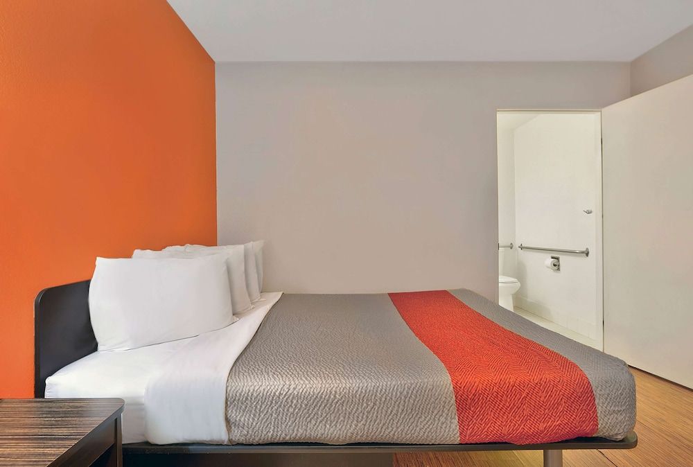 Motel 6 Alamogordo, NM Standard Room, 1 Queen Bed, Accessible, Non Smoking 2