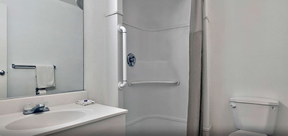 Motel 6 Alamogordo, NM Standard Room, 1 Queen Bed, Accessible, Non Smoking 6