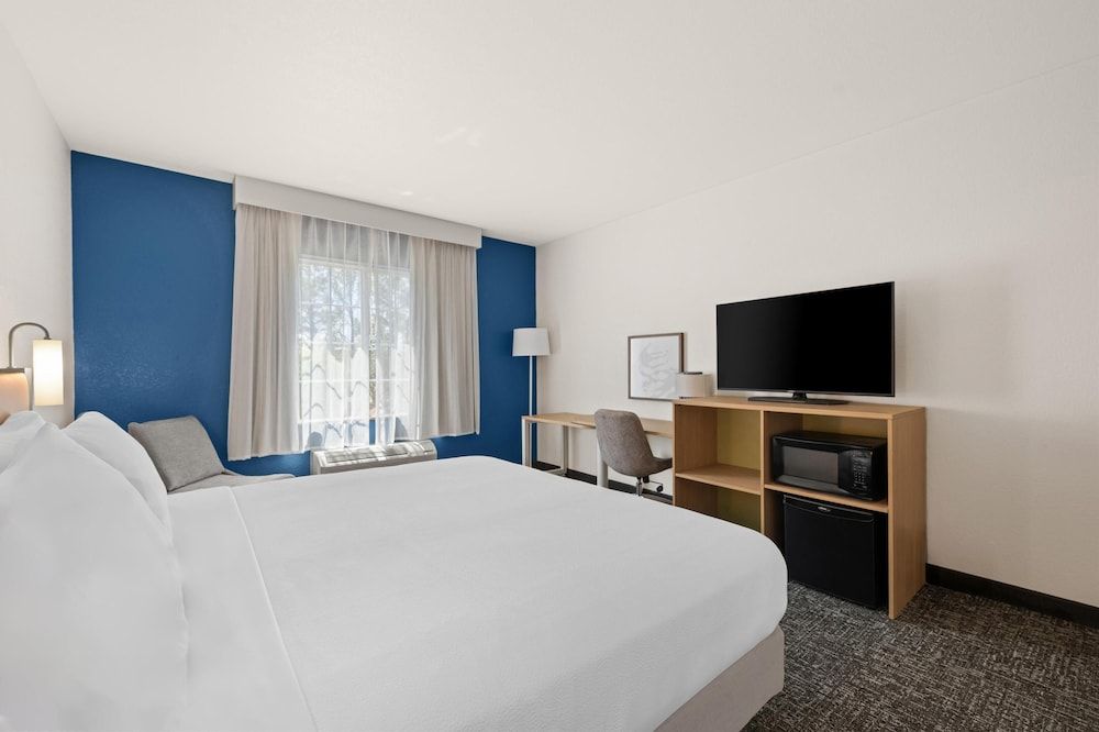 Room, 1 King Bed, Accessible (Hearing)