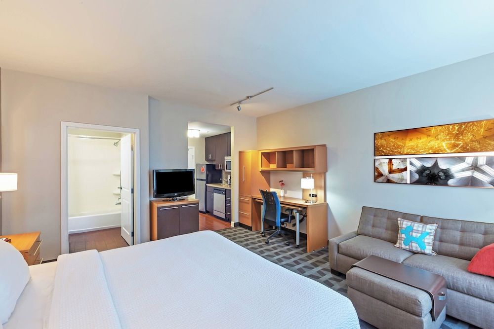 Studio, 1 King Bed with Sofa bed (Hearing Accessible)