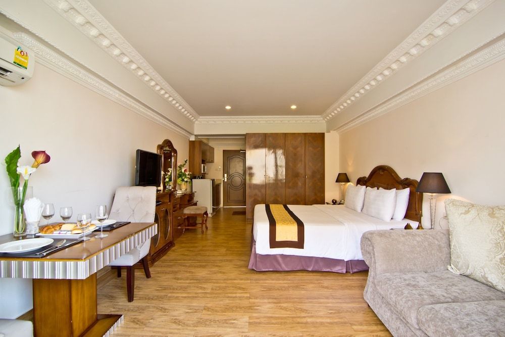 LK Royal Suite Pattaya Standard Room 7