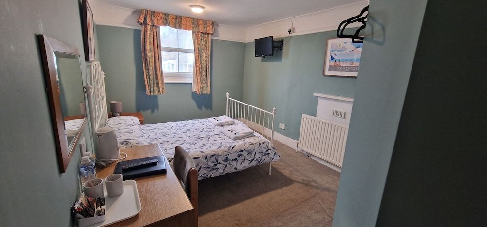 Portland Hotel Basic Double Room, Ensuite