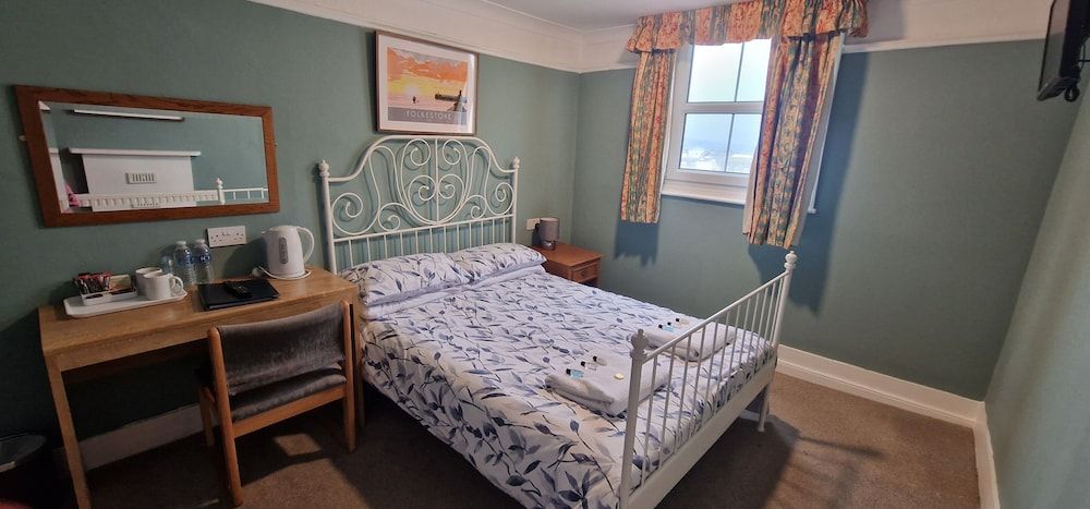 Portland Hotel Basic Double Room, Ensuite 9