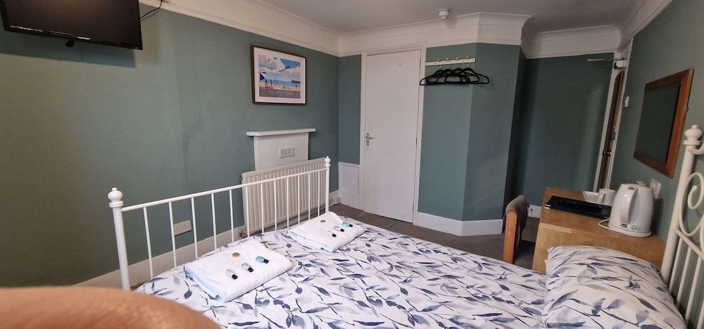 Portland Hotel Basic Double Room, Ensuite 10