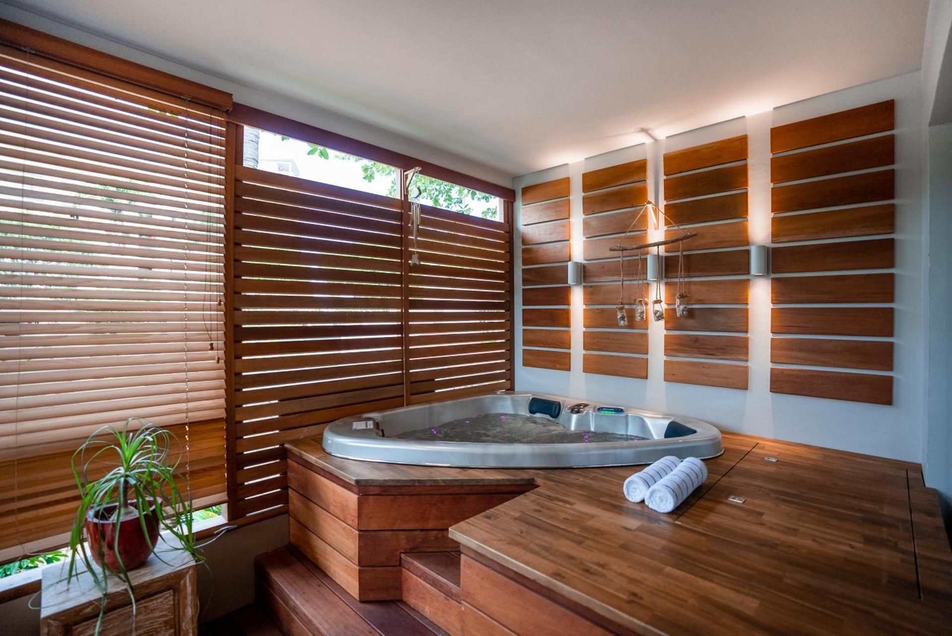 Hotel Le Lagon Premium Suite with Hot Tub 2