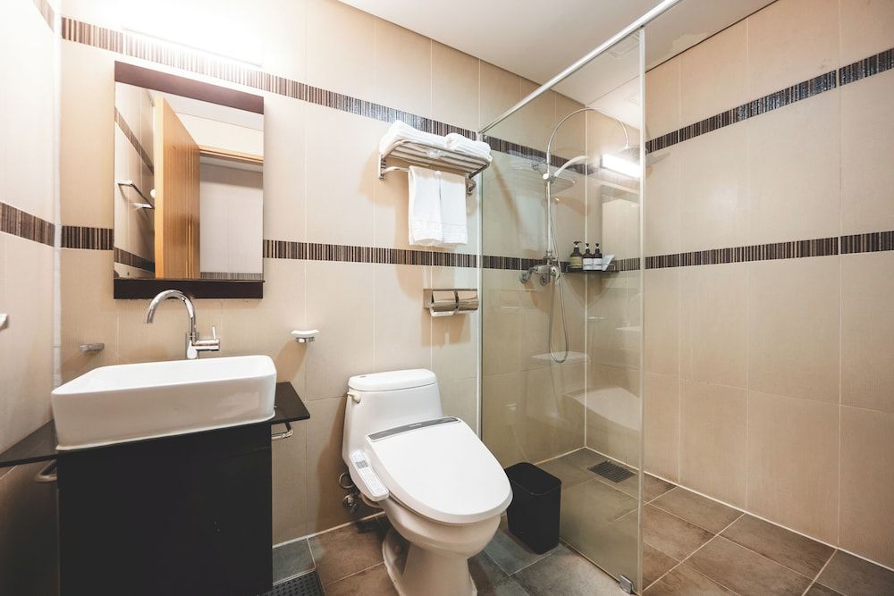 Sunset Hotel Standard Double (City view) 6