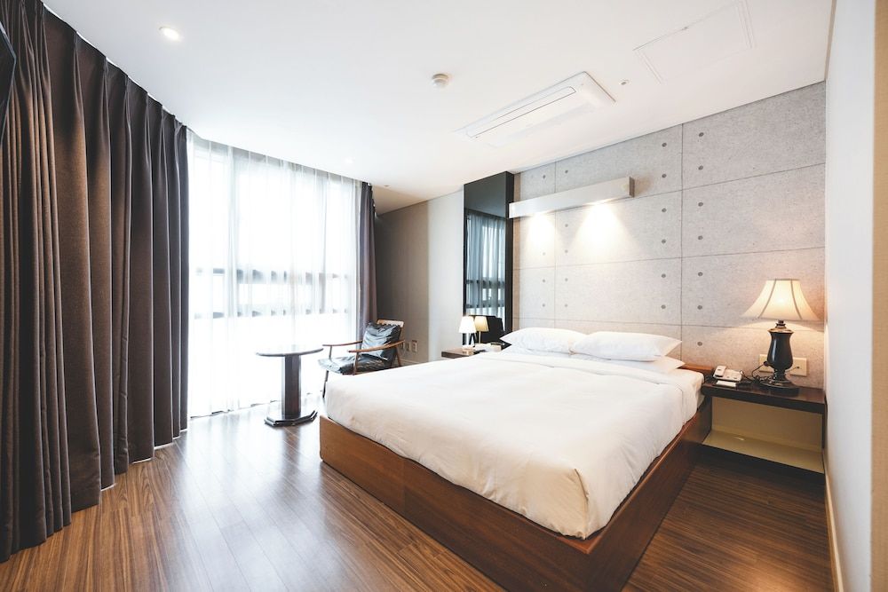 undefined Sunset Hotel 3