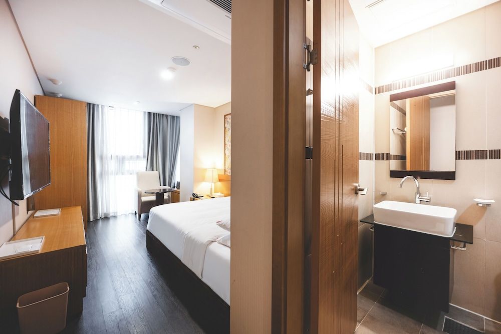 Sunset Hotel Standard Double (City view) 4