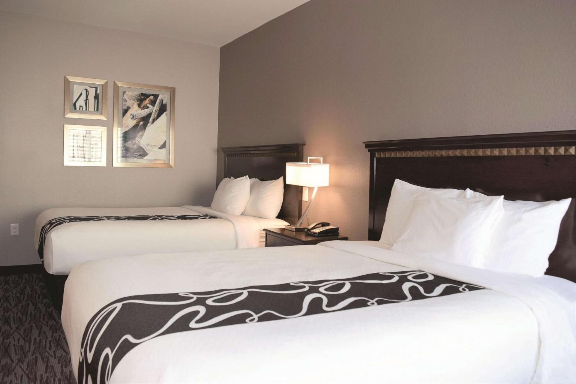 Queen Room with Two Queen Beds and Bath Tub - Mobility/Hearing Accessible - Smoking