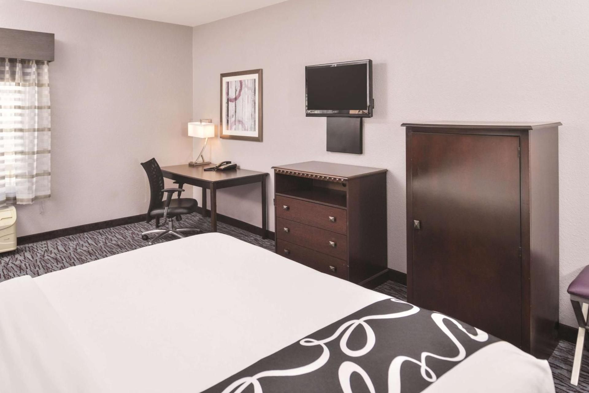 King Room with Bath Tub - Mobility/Hearing Accessible - Non-Smoking