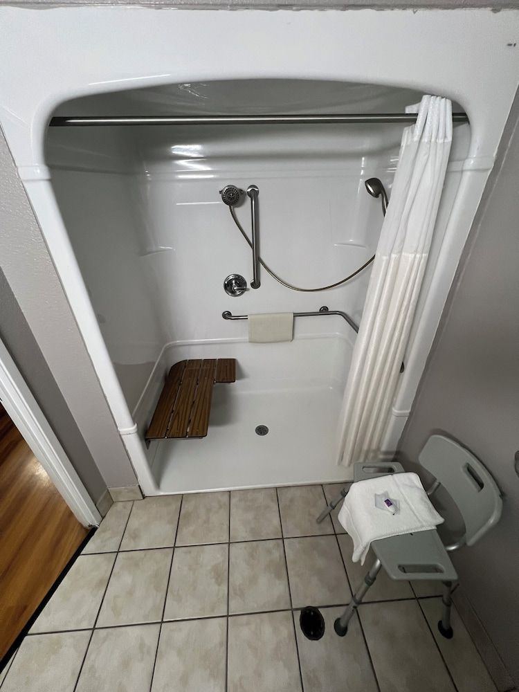 Motel 6 El Reno, OK Standard Room, 1 King Bed, Accessible, Non Smoking 5