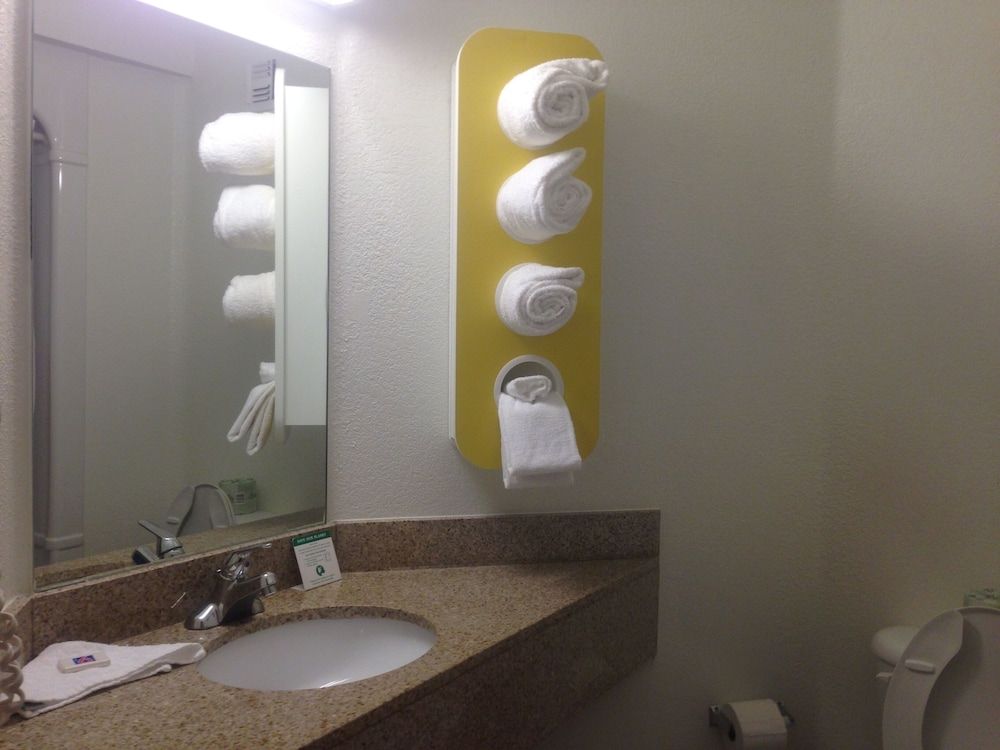 Motel 6 El Reno, OK Standard Room, 2 Queen Beds, Smoking 9