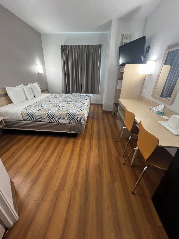 Motel 6 El Reno, OK Standard Room, 1 King Bed, Non Smoking 3