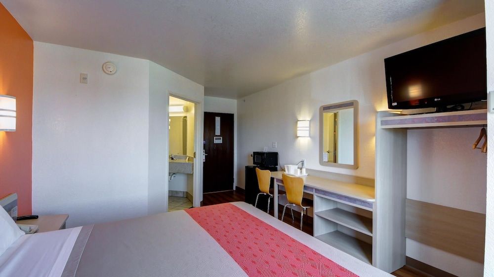 Motel 6 El Reno, OK Standard Room, 2 Queen Beds, Smoking 4