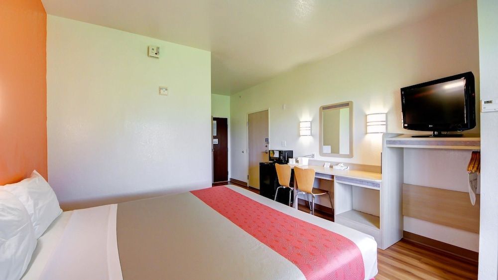 Motel 6 El Reno, OK Standard Room, 2 Queen Beds, Smoking 5