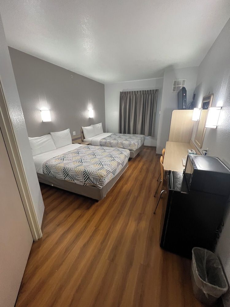 Motel 6 El Reno, OK Standard Room, 2 Queen Beds, Smoking 6