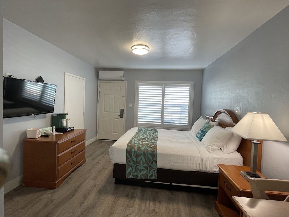 The Palomar Inn Standard Room, 1 Queen Bed, Non Smoking 3