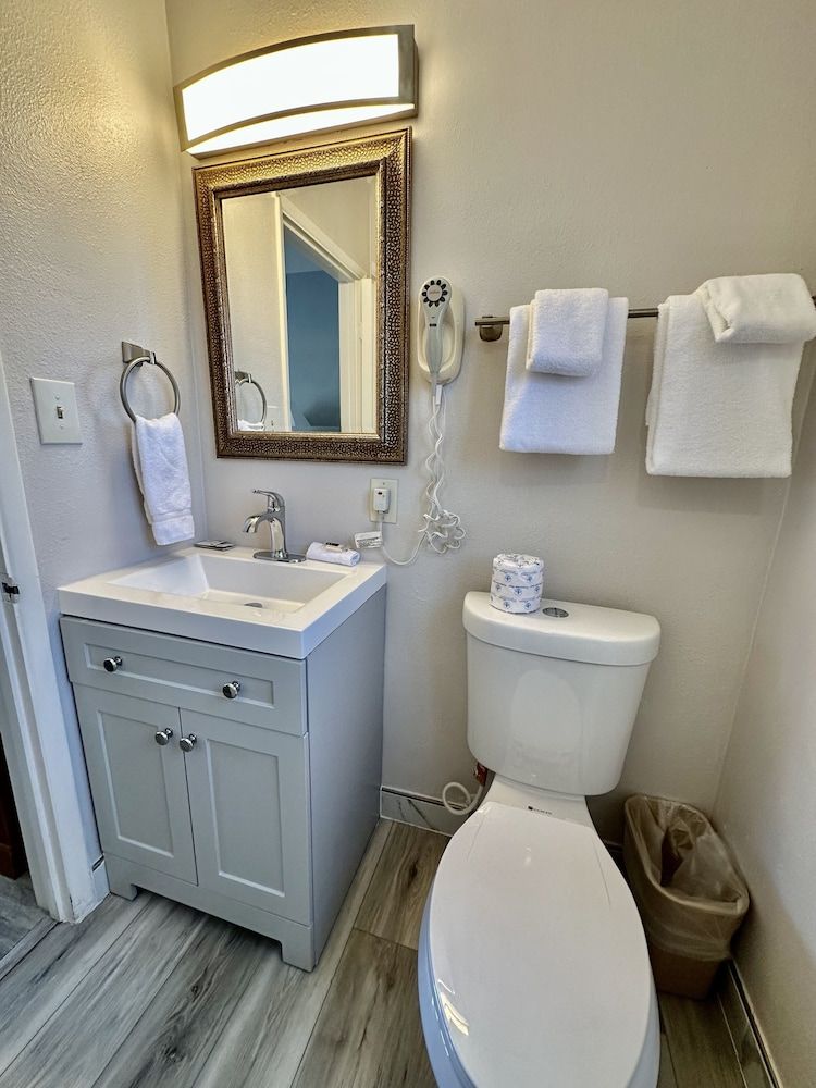 The Palomar Inn Standard Room, 1 Queen Bed, Non Smoking 8