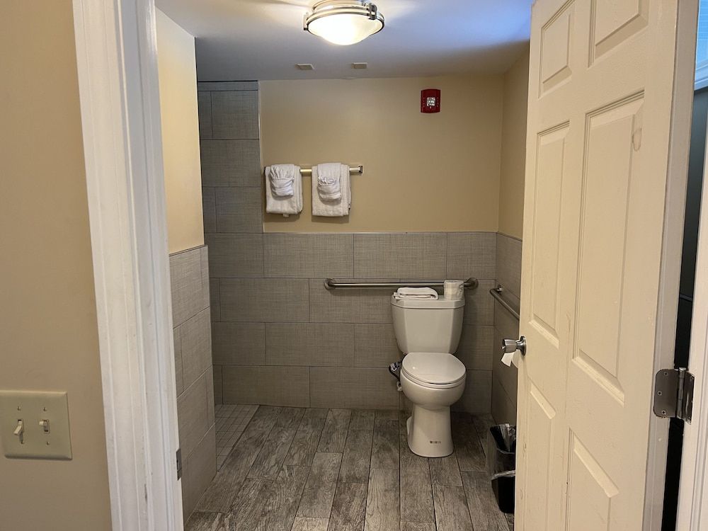 The Putney Inn Standard Room, 1 King Bed, Refrigerator & Microwave 5