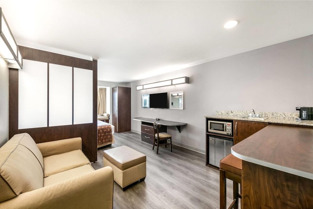 Suite, 1 Queen Bed