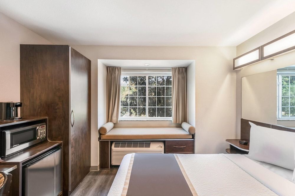 Standard Room, 1 Queen Bed, Accessible