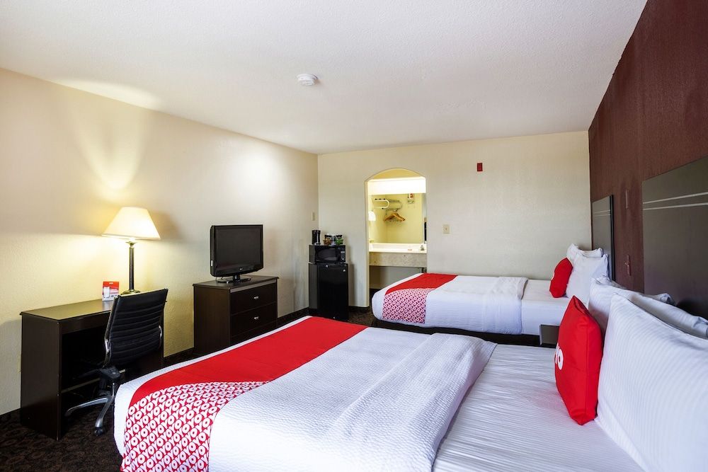 OYO Hotel LSU Room, 2 Queen Beds 3