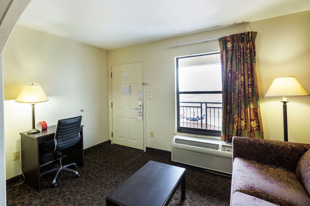 OYO Hotel LSU Room, 1 King Bed 10