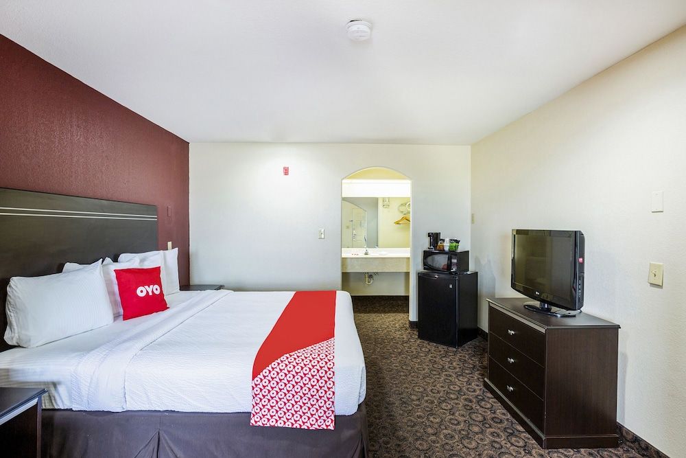 OYO Hotel LSU Room, 1 King Bed