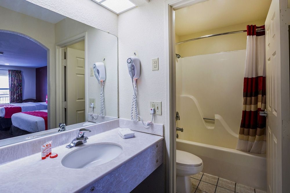 OYO Hotel LSU Room, 2 Queen Beds 5