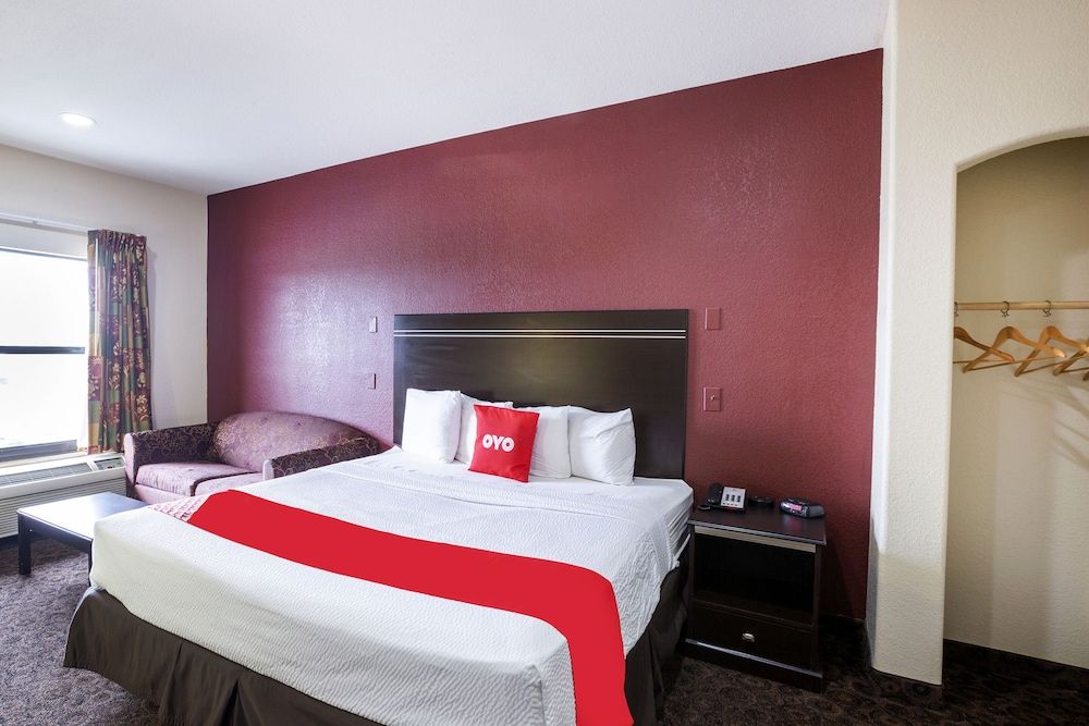 OYO Hotel LSU Room, 1 King Bed 6