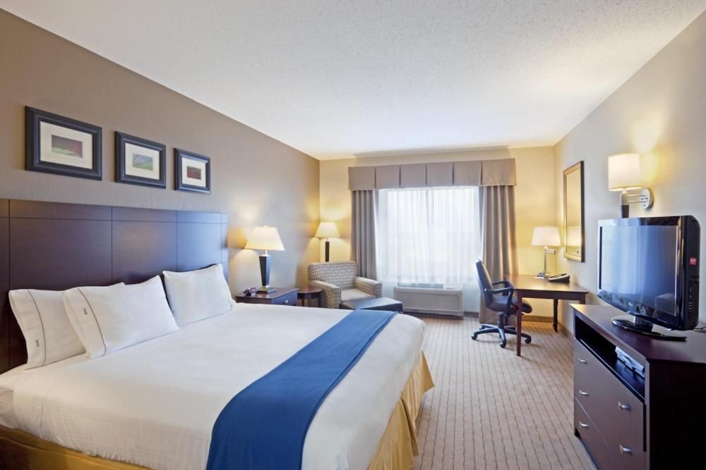 1 King Bed Suite Room