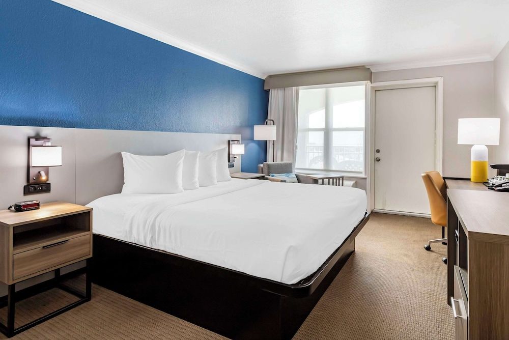 Suite, 1 King Bed, Accessible, Non Smoking (Whirlpool)