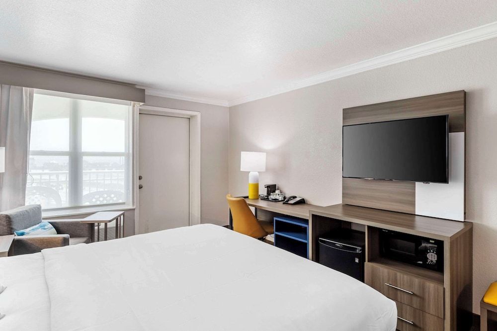 Suite, 1 King Bed, Accessible, Non Smoking (Whirlpool)