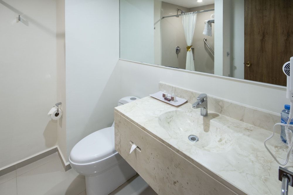 Hotel Misión Express Mérida Alta Brisa Room, 1 Queen Bed 4