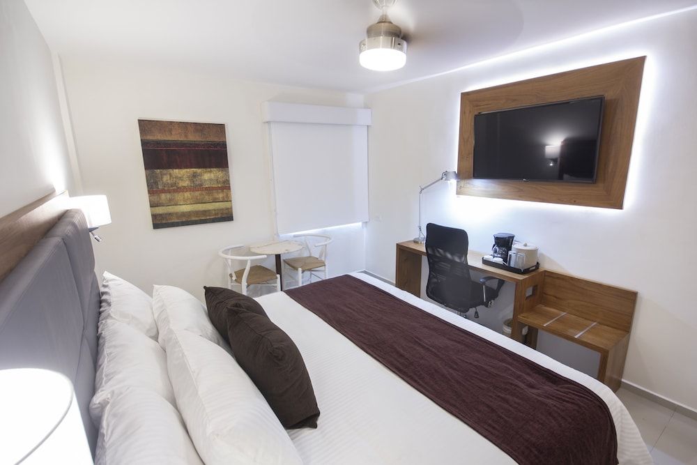 Hotel Misión Express Mérida Alta Brisa Luxury Room, 1 King Bed 5