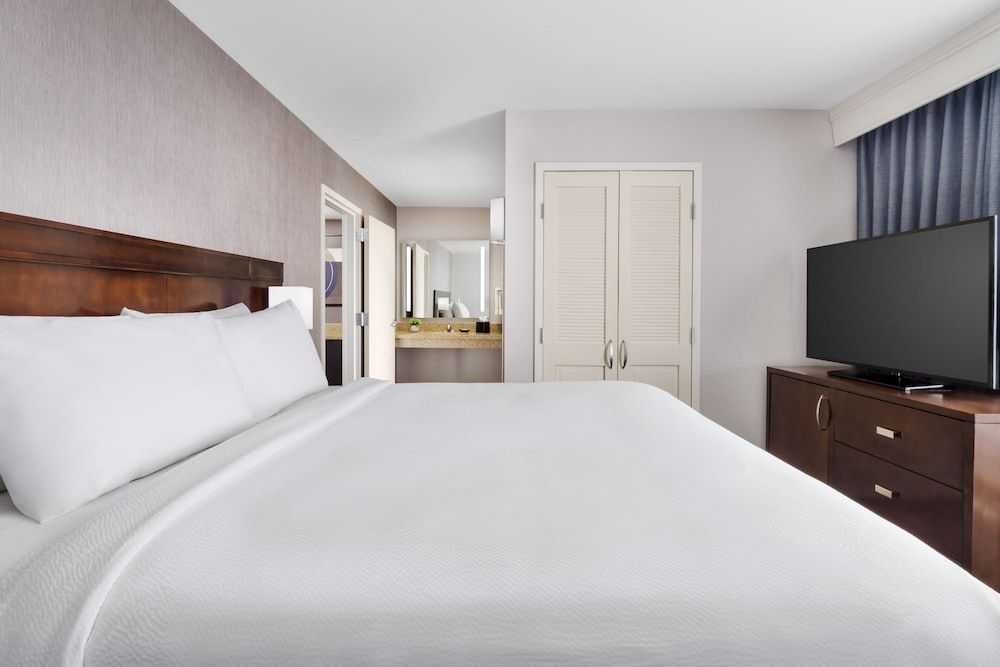 Suite, 1 Bedroom, Non Smoking (Mobility/Hearing Access, Roll-In Shwr)