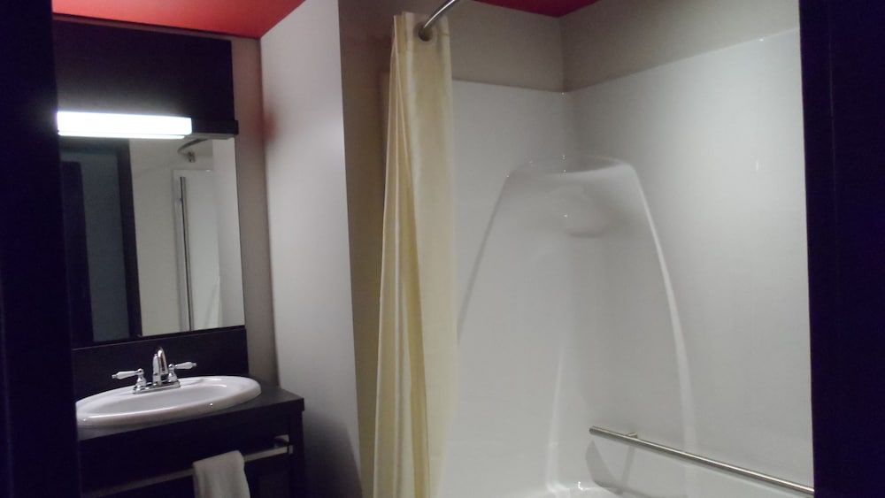 Grand Times Hotel Sherbrooke Executive Loft 7