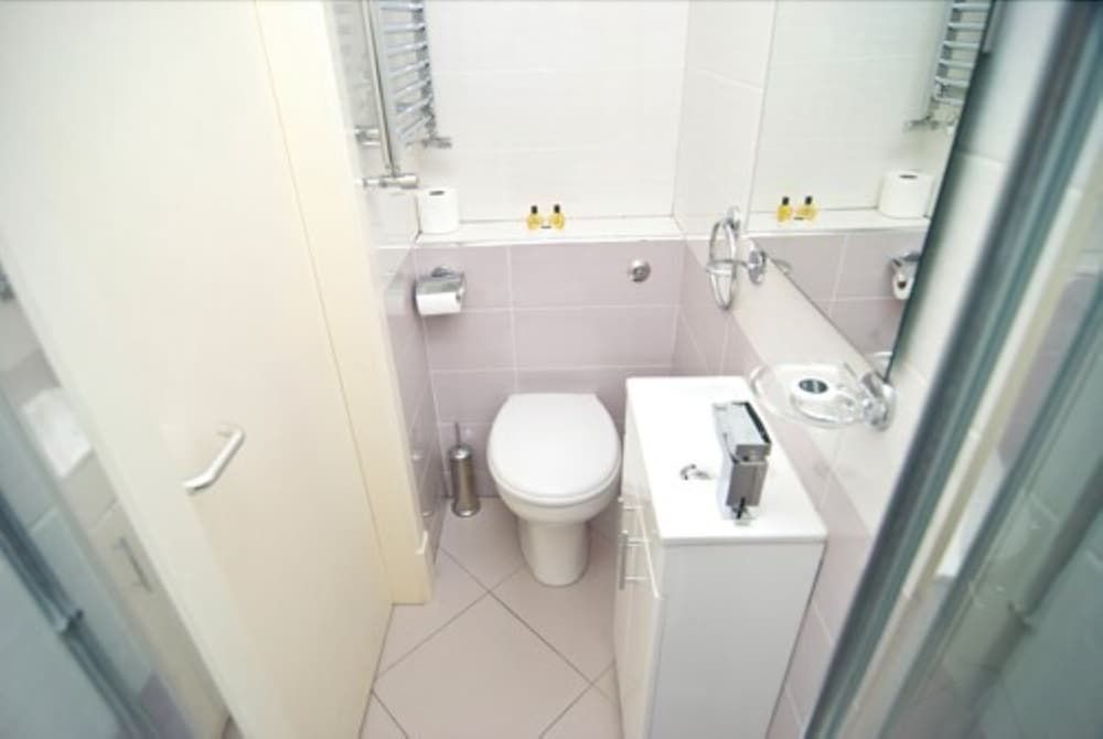 The London Pembury Hotel Twin Room, Ensuite 5