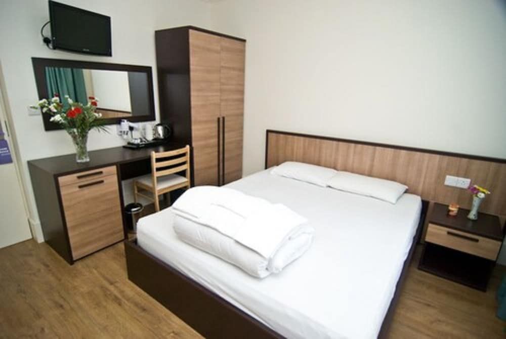 The London Pembury Hotel Double Room, Ensuite 2