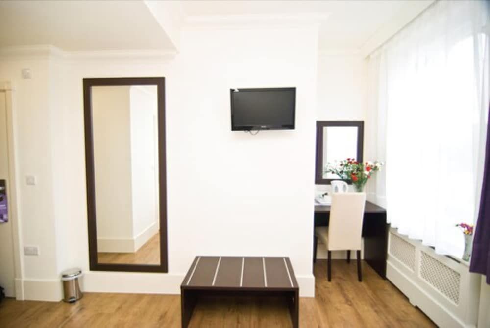 The London Pembury Hotel Twin Room, Ensuite 3