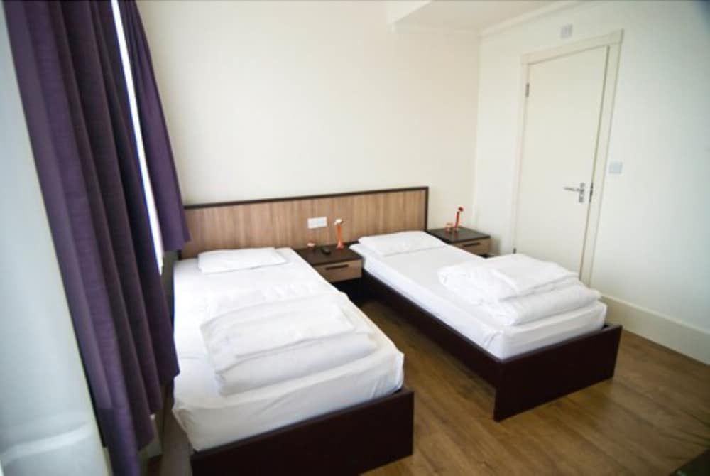 The London Pembury Hotel Twin Room, Ensuite